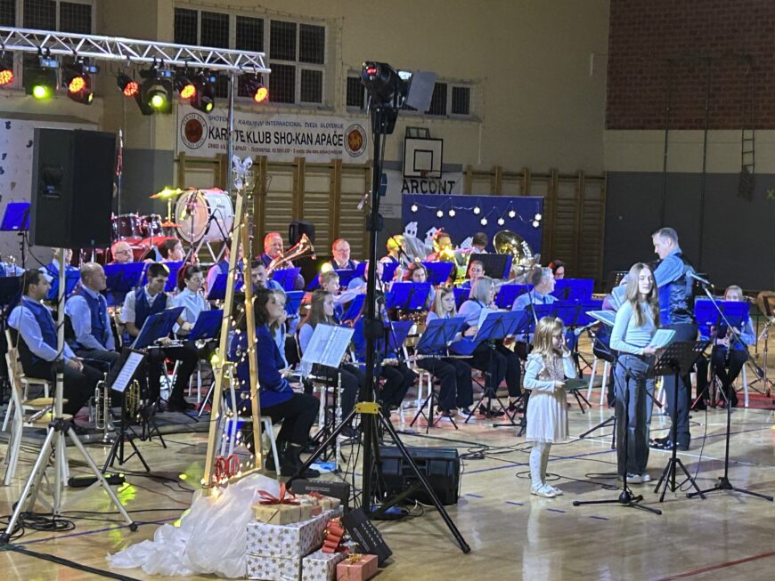 Šolski orkester A-bend na tradicionalnem božično-novoletnem koncertu Pihalnega orkestra Apače